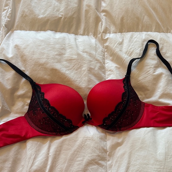 Elegant Victoria Secret push- upRed and Black Lace Bra - Picture 1 of 4
